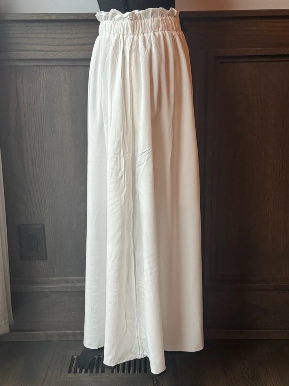 Women's white  Skirt with Elastic Waist and Black Bow and trim Detail NWOT M - Picture 5 of 8